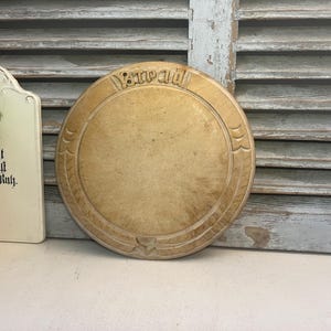 Tabla de pan antigua de madera con borde tallado