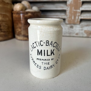 Antieke witte ironstone cilinder melkkan met zwarte transfer - ironstone melkkan - reclamepot - melkzuurbacteriën Express Dairy
