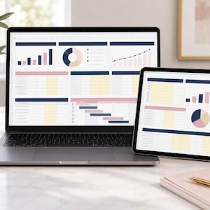 Könnte beinhalten: Ein Laptop und ein Tablet-Computer, die digitale Dashboards mit verschiedenen Datenvisualisierungen anzeigen, darunter Balkendiagramme, Kreisdiagramme, Liniendiagramme und Projektplanungstabellen in einer Farbpalette aus Marineblau, zartem Rosa und blassem Gelb.