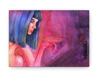 Può includere: Un dipinto ad acquerello di una donna con i capelli blu e la pelle rosa. Sta guardando a destra e sta indicando con la mano destra. Lo sfondo è un gradiente di rosa e viola.