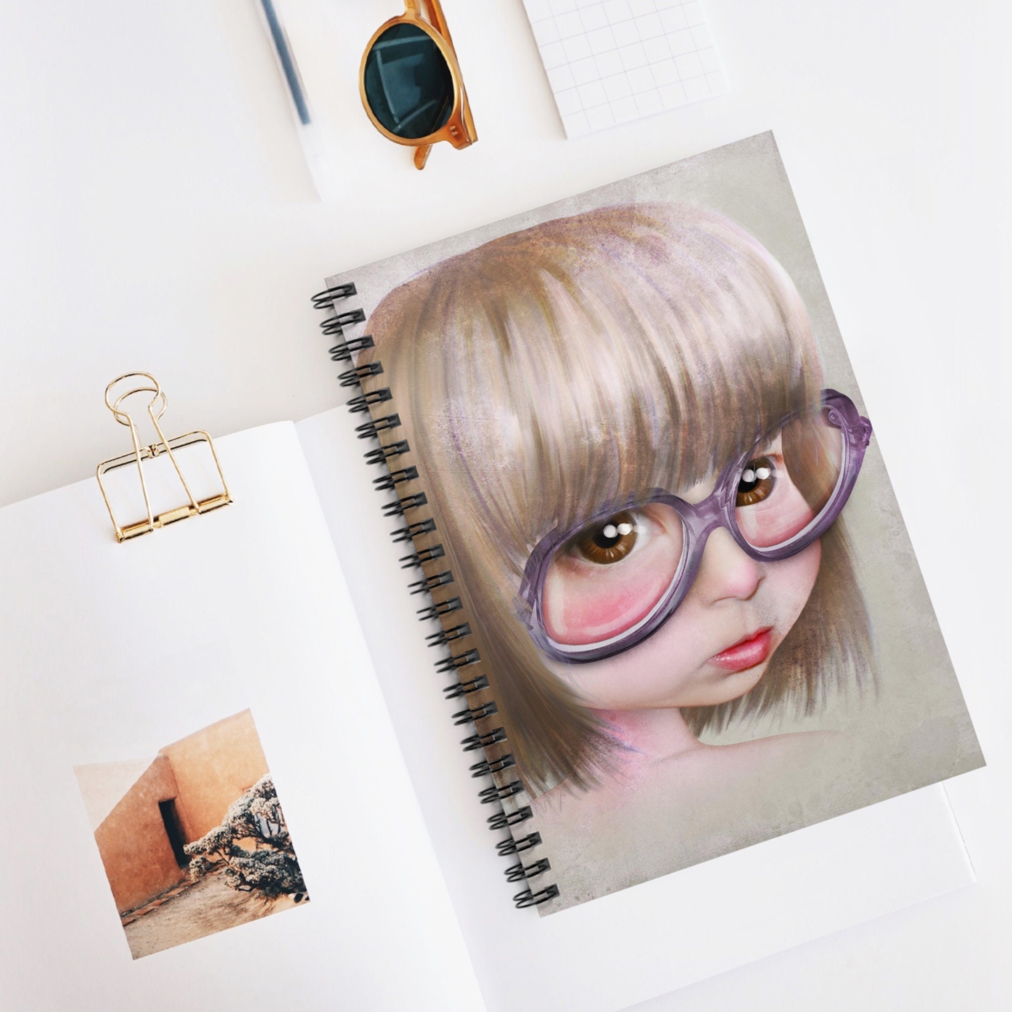 Imperfect Girl - Art by Jessica von Braun - Spiralblock - Lineal - Portrait der Künstlerin als Kind
