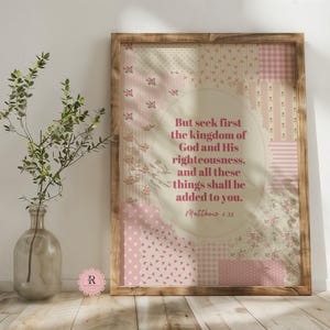 Pode incluir: Uma impressão emoldurada com um design de patchwork rosa e branco. A impressão apresenta um versículo bíblico: "Buscai, pois, em primeiro lugar, o reino de Deus e a sua justiça, e todas estas coisas vos serão acrescentadas. Mateus 6:33"