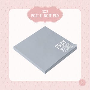 Puede incluir: Un bloc de notas Post-it gris de 7,6 x 7,6 cm con las palabras "PRAY WITHOUT CEASING" impresas en blanco. El bloc es cuadrado y tiene una esquina ligeramente curvada. El fondo es rosa claro con un patrón repetido de pequeñas flores blancas.
