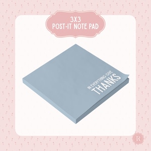 Puede incluir: Un bloc de notas Post-it de 3x3 cm, de color azul claro, con la frase blanca «IN EVERYTHING GIVE THANKS». El bloc de notas está sobre un fondo rosa con un patrón de pequeños corazones.