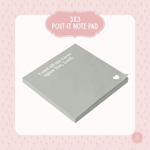 Puede incluir: Un bloc de notas Post-it gris de 7,6 x 7,6 cm con el texto "I cast all my cares upon You, Lord." en blanco. Un pequeño corazón blanco es visible en la esquina superior derecha. El bloc está sobre un fondo rosa.