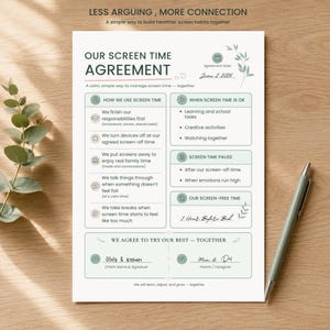Peut inclure: Un document papier blanc intitulé Our Screen Time Agreement avec du texte et des icônes verts. Il comprend des sections pour les règles de temps d'écran, l'utilisation et une zone de signature. Un stylo vert repose sur le côté droit du document.