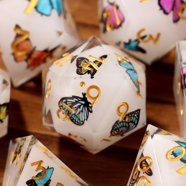 Witte betoverde tuindobbelstenen, kleurrijke vlinderziel, gouden hars TTRPG-set, esthetisch tafelbladaccessoire