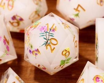 Weißer Wiesen Blüten Würfel, Verzauberter Garten, Gold Scharfe Kante Kunstharz DND