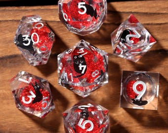 Röd flytande kärna tärningsset, Blood Moon Cat DND-gåva, vass eggharts TTRPG