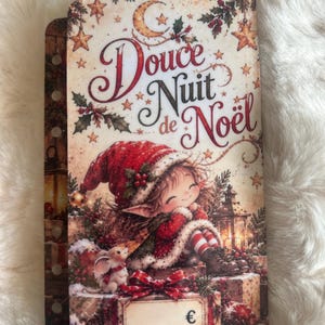 Peut inclure: Un encart de suivi budgétaire en papier rectangulaire illustré d'un elfe souriant avec un bonnet rouge, une petite souris et des décorations de Noël. Le texte indique Douce Nuit de Noël, un symbole euro et Bulma Budget en bas.