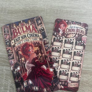 Könnte beinhalten: Zwei rechteckige Karten mit Kinomotiv. Die linke Karte zeigt eine rothaarige Figur in einem Kleid mit dem Text "BULMA FAIT SON CINEMA 12 MOIS 12 FILMS 12 DÉFIS". Die rechte Karte enthält einen Tracker mit zwölf nummerierten Filmklappen-Symbolen.