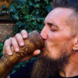 Hand-Carved Viking Drinking Horn – Wooden Mead Cup with Norse Knotwork & Odin’s Horns – Nordic Festival, Historical Reenactment Gift