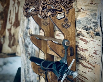 Oak weapon rack with raven carving for 5 items
