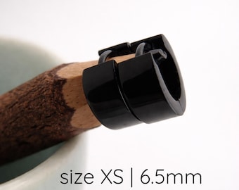 Pendientes de aro pequeños negros para hombre, talla XS (6,5 mm) / Estilo brazalete / Acero inoxidable de perfil plano / Para lóbulo, hélix y cartílago.