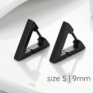 メンズ ブラック トライアングル スモール 9mm ハギーフープ イヤリング | 幾何学模様のステンレススチール | 耳たぶ、ヘリックス、軟骨用