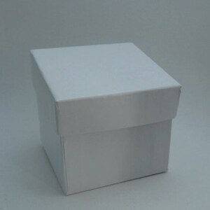 K&ouml;nnte beinhalten: Eine wei&szlig;e quadratische Box mit glatter, matter Oberfl&auml;che.