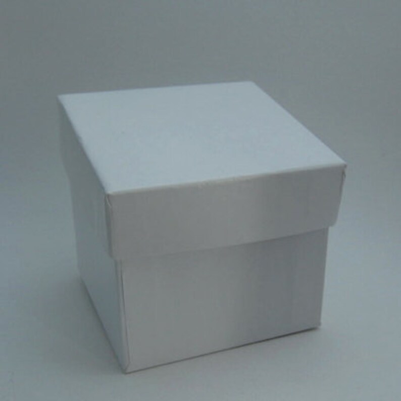 K&ouml;nnte beinhalten: Eine wei&szlig;e quadratische Box mit glatter, matter Oberfl&auml;che.