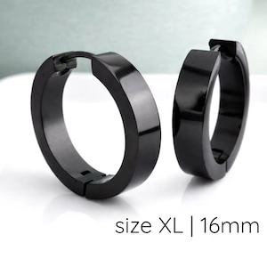 Aros Huggie extragrandes de 16 mm para hombre, color negro azabache, de acero inoxidable con perfil plano, con lóbulo de oreja, hélice extragrande y caracola envolvente.