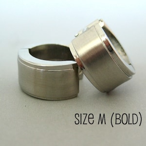 Brincos masculinos de prata Huggie Hoop - Piercing na cartilagem da orelha - Para rapazes Hip Hop Medieval Punk Rocker - Aço inoxidável - BOLD ETCHED no.175A