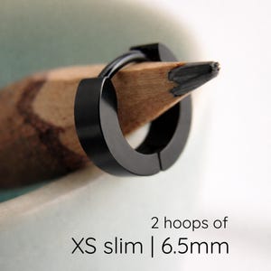 Orecchini a cerchio piccoli neri da uomo, taglia XS 6,5 mm / Profilo piatto sottile in acciaio inossidabile lucido / Lobo dell'orecchio, elica e cartilagine