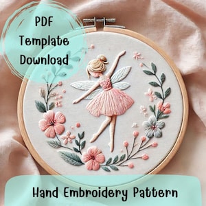 Pode incluir: Um padrão de bordado à mão que apresenta uma fada com asas e um vestido rosa, cercada por flores e vegetação. O padrão é exibido em um aro de bordado de madeira. O texto "PDF Template Download" está em um círculo acima do aro. O texto "Hand Embroidery Pattern" está abaixo do aro.