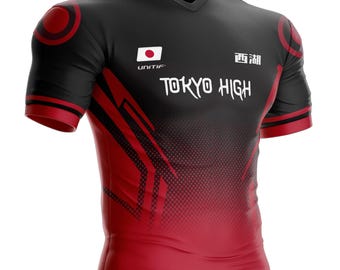 Puede incluir: Camiseta deportiva negra y roja con el texto "TOKYO HIGH" en blanco. La camiseta presenta cuello en V, mangas cortas y un emblema de la bandera japonesa. Diseños circulares rojos en los hombros. La camiseta tiene un diseño degradado.