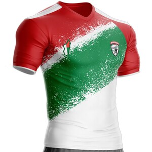 Puede incluir: Una camiseta deportiva roja, verde y blanca con cuello en V y diseño diagonal. La camiseta presenta un patrón texturizado y desgastado y un pequeño emblema en el pecho. Las mangas son rojas con ribete blanco.