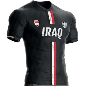 Peut inclure: Maillot de sport noir avec le mot "IRAQ" en lettres blanches. Le maillot présente une bande verticale avec des couleurs rouge, blanche et verte, et un petit emblème avec le mot "IRAQ" et un motif de bouclier. Un emblème d'oiseau est sur l'épaule droite.