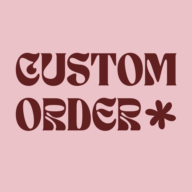Peut inclure: Un fond rose clair avec le texte "CUSTOM ORDER" en bordeaux fonc&eacute; dans une police serif stylis&eacute;e et audacieuse. &Agrave; droite du mot "ORDER" se trouve une ic&ocirc;ne de fleur &agrave; six p&eacute;tales de couleur bordeaux. Le design est centr&eacute; sur l'image.