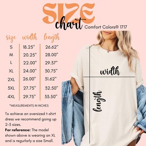 Puede incluir: Tabla de tallas para una camiseta blanca con medidas en pulgadas para las tallas S a 4XL. La tabla muestra las medidas de ancho y largo. La modelo lleva una camiseta XL y normalmente usa una talla Small. Comfort Colors&reg; 1717.