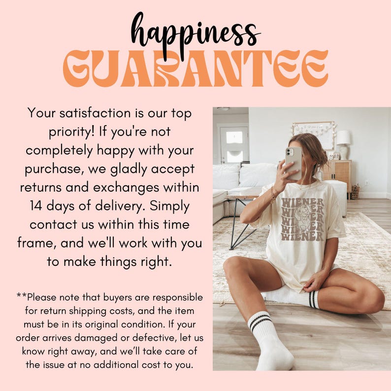 K&ouml;nnte beinhalten: Ein wei&szlig;es T-Shirt mit einem braunen Grafikdruck, auf dem mehrmals "WIENER" steht. Das Shirt wird von einer Person auf einem Foto getragen. Der Text "happiness GUARANTEE" befindet sich oben im Bild. Der Text unter dem Bild lautet: "Ihre Zufriedenheit ist unsere oberste Priorit&auml;t! Wenn Sie mit Ihrem Kauf nicht vollst&auml;ndig zufrieden sind, nehmen wir gerne R&uuml;ckgaben und Umtausch innerhalb von 14 Tagen nach Lieferung entgegen. Kontaktieren Sie uns einfach innerhalb dieser Frist, und wir werden mit Ihnen zusammenarbeiten, um die Sache zu regeln. **Bitte beachten Sie, dass die K&auml;ufer f&uuml;r die R&uuml;cksendekosten verantwortlich sind und der Artikel sich in seinem Originalzustand befinden muss. Wenn Ihre Bestellung besch&auml;digt oder defekt ankommt, lassen Sie es uns sofort wissen, und wir k&uuml;mmern uns um das Problem ohne zus&auml;tzliche Kosten f&uuml;r Sie."