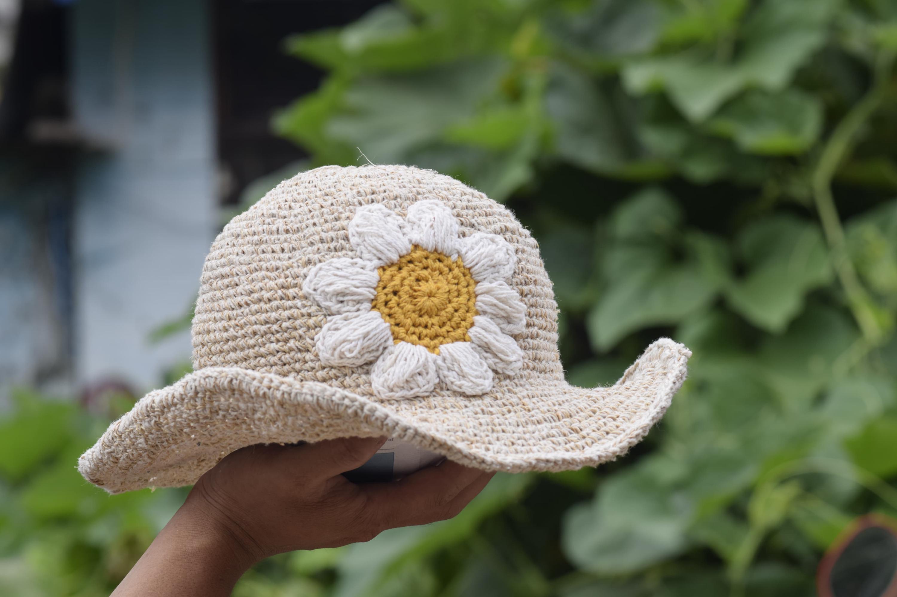 #70 White Daisy wrapped straw hat Women main image 2