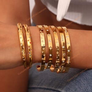 Ensemble de bracelets manchette céleste plaqués or 18 carats / Joncs plaqués or / Bracelets joncs empilables classiques / Bracelet étoiles de soleil sculptées / Imperméable