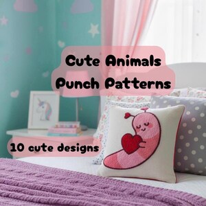 Könnte beinhalten: Ein Zierkissen mit einem rosa wurmartigen Wesen, das ein rotes Herz hält. Der Text "Cute Animals Punch Patterns" und "10 cute designs" ist sichtbar. Das Kissen liegt auf einem Bett mit einer lila Decke.