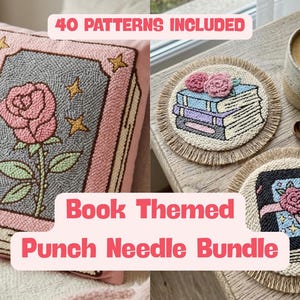 Può includere: Un cuscino rosa e due sottobicchieri con disegni a punto punzonato a tema libri. Il cuscino presenta una rosa e delle stelle, mentre i sottobicchieri raffigurano pile di libri e un libro con una rosa. Il testo recita "40 PATTERNS INCLUDED" e "Book Themed Punch Needle Bundle."