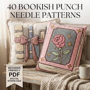 Pode incluir: Duas almofadas quadradas com desenhos em punch needle. Uma mostra uma pilha de livros com um laço rosa. A outra mostra um livro com borda rosa, uma rosa e estrelas amarelas. O texto diz 40 BOOKISH PUNCH NEEDLE PATTERNS.