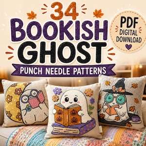 Può includere: Tre cuscini decorativi con disegni di fantasmi. I cuscini presentano motivi a punto punzonato di fantasmi che leggono libri, con accenti a tema autunnale. Il testo "34 Bookish Ghost Punch Needle Patterns" è visualizzato sopra i cuscini.