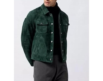 Könnte beinhalten: Eine dunkelgrüne Wildlederjacke mit Knopfleiste und Reißverschluss. Die Jacke hat einen Kragen und zwei Pattentaschen.