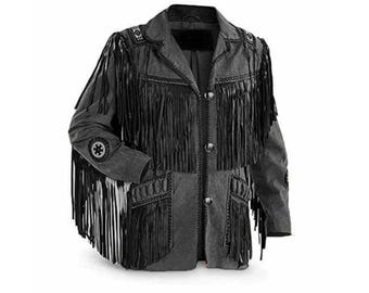 Puede incluir: Una chaqueta de cuero negra con detalles de flecos y cierre de botones. La chaqueta tiene un estilo del suroeste con bordados intrincados.