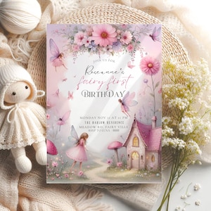 Puede incluir: Una invitación de cumpleaños con temática de hadas en tonos rosas y morados. La invitación presenta una ilustración de acuarela de un hada, una casa de hadas y mariposas. El texto dice "Rosanne's fairy first birthday" con detalles del evento.