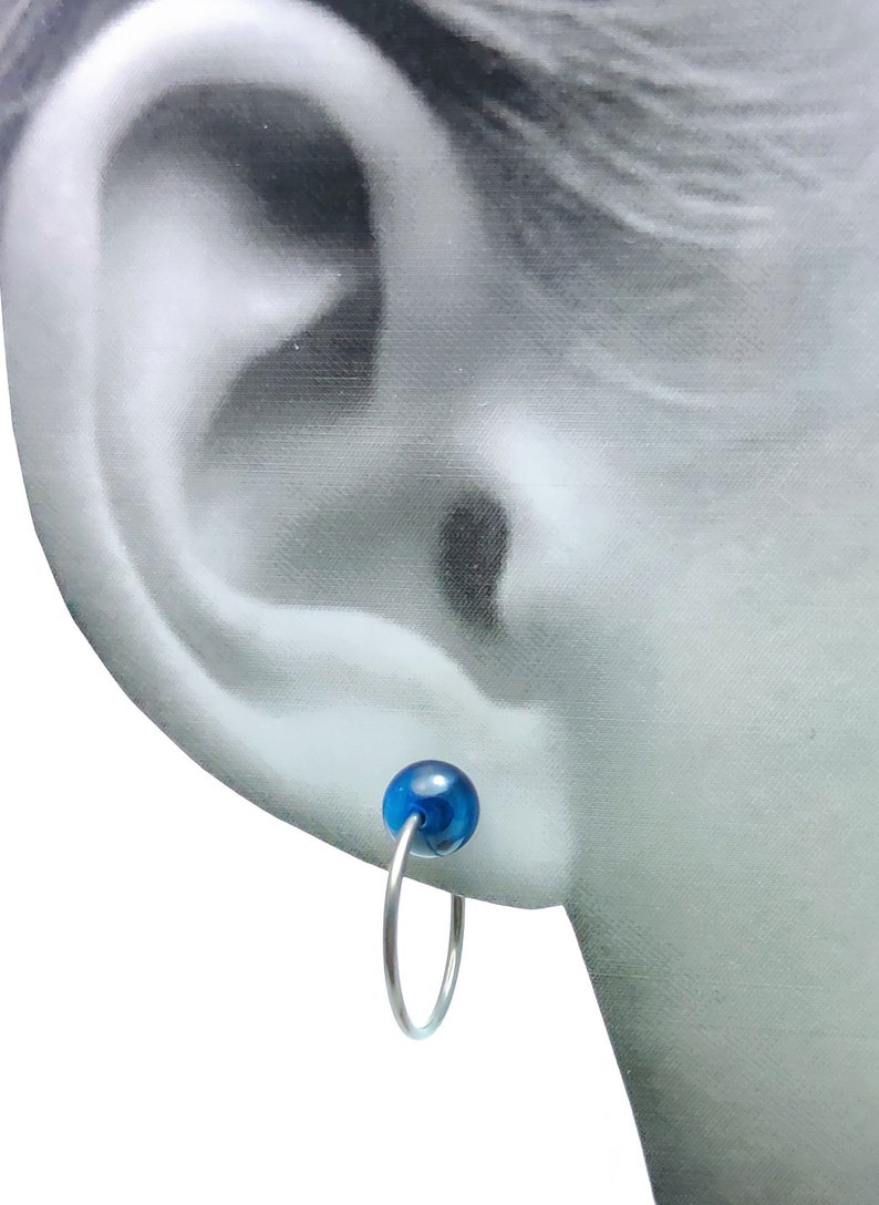 Pendientes de aro de titanio, con bolitas de Ojo de Tigre verde o azul. Ligero y sin riesgo de alergias Disponible en varios colores. imagen 7