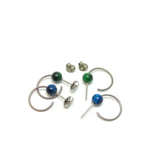 Pendientes de aro de titanio, con bolitas de Ojo de Tigre verde o azul. Ligero y sin riesgo de alergias Disponible en varios colores. imagen 5