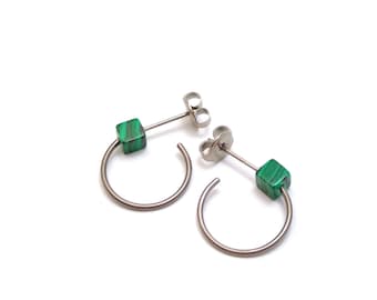 Titanium hoop earrings, with small green stones or titanium cubes. Lightweight and no risk of allergies! Available in several colors.