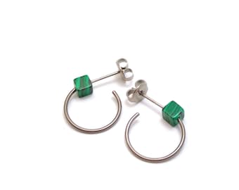 Pendientes de aro de titanio, con pequeñas piedras verdes o cubos de titanio. ¡Ligero y sin riesgo de alergias! Disponible en varios colores.