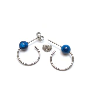 Pendientes de aro de titanio, con bolitas de Ojo de Tigre verde o azul. Ligero y sin riesgo de alergias Disponible en varios colores. Azul