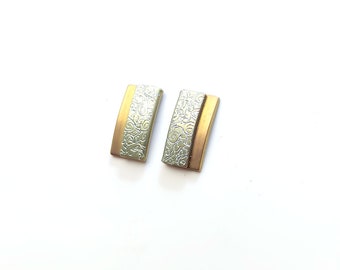 Petites boucles d'oreille en Titane. Aucun risque d'allergie! Disponible en plusieurs couleurs.