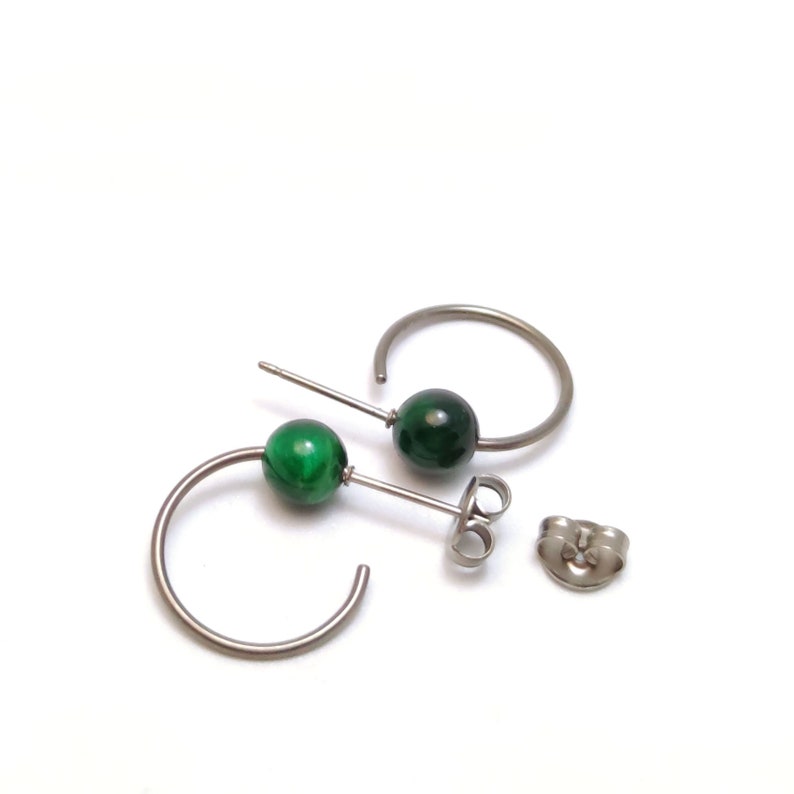 Pendientes de aro de titanio, con bolitas de Ojo de Tigre verde o azul. Ligero y sin riesgo de alergias Disponible en varios colores. Verde