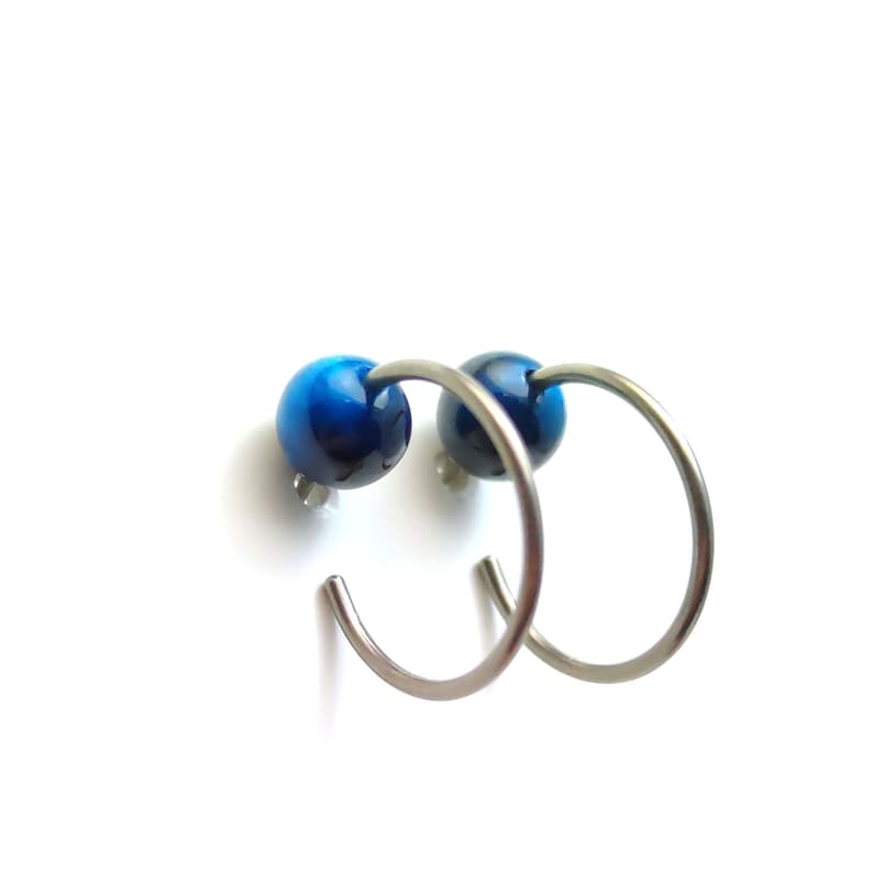 Pendientes de aro de titanio, con bolitas de Ojo de Tigre verde o azul. Ligero y sin riesgo de alergias Disponible en varios colores. imagen 3