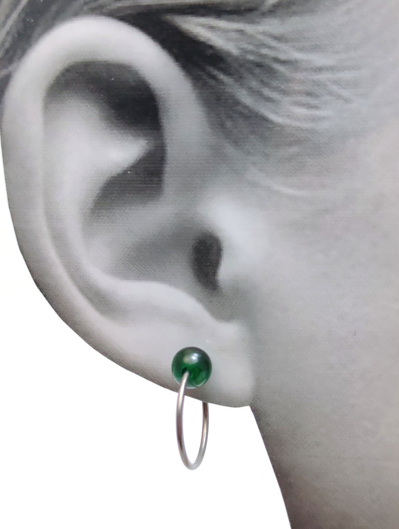 Pendientes de aro de titanio, con bolitas de Ojo de Tigre verde o azul. Ligero y sin riesgo de alergias Disponible en varios colores. imagen 8