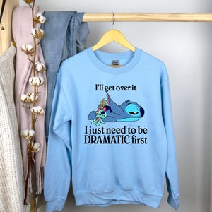 Je m'en remettrai, j'ai juste besoin d'être dramatique d'abord, sweat à capuche Stitch Disney, sweat-shirt Stitch, sweat à capuche famille Stitch, chemise Stitch